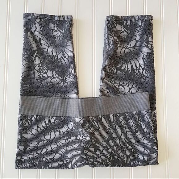 Fabletics Seamless Jacquard Capri Leggings - Medium - Picture 2 of 7